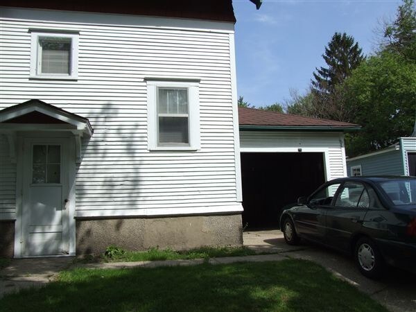 Building Photo - 3 br, 1 bath House - 300 Brown St SE 300 B...