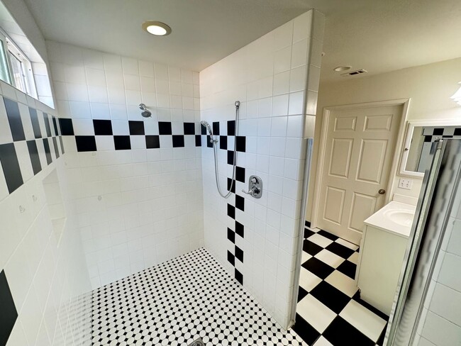 Building Photo - 647 Newport Ave