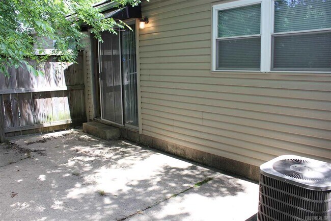 Building Photo - 1915 W 2nd St