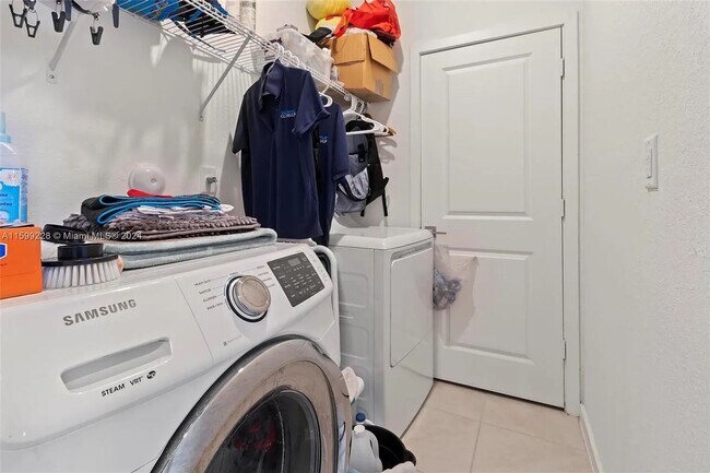 Building Photo - 389 NE 5th Pl