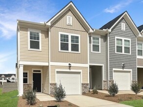 Building Photo - 911 Pilot St