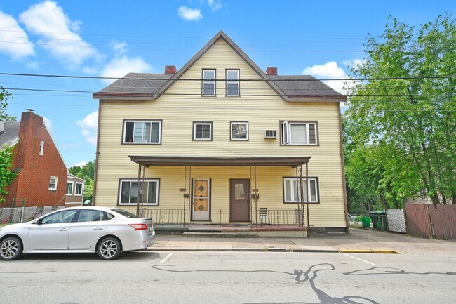 Primary Photo - 1349 Main St