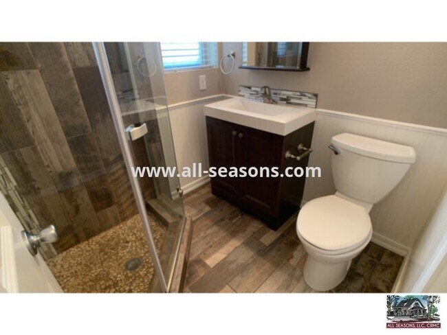 Building Photo - Remodeled bungalow located close to downtown!