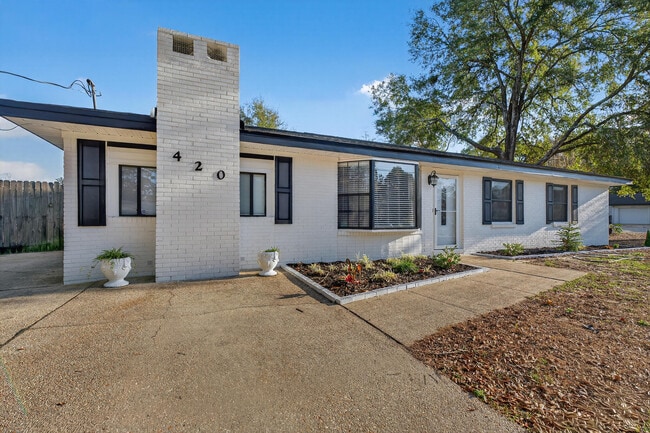 Building Photo - 420 Paradise Rd