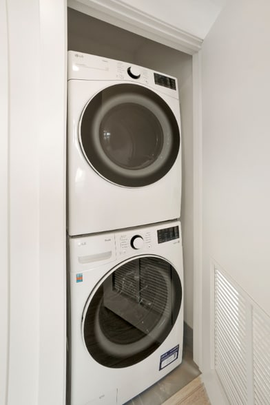 Building Photo - 364 N Union Ave