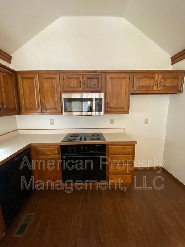 Building Photo - P2-1Q- 7704 S. Hudson Ave