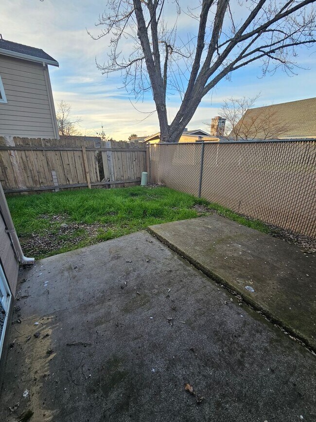 Building Photo - 592