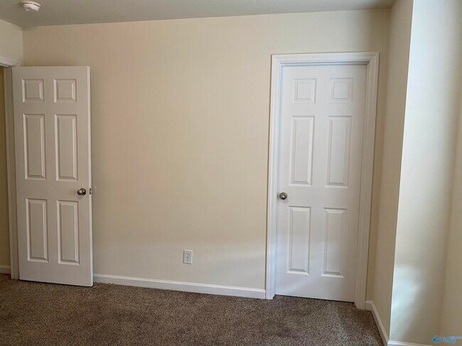 Building Photo - 3071 Lakeland Dr SW