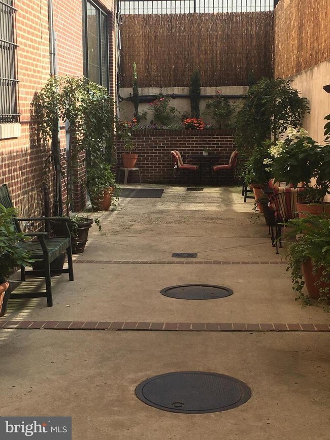 Building Photo - 1010 Arch St