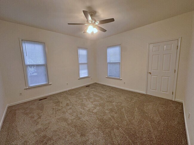 Building Photo - Bellevue - 2 Bedroom Apartment
