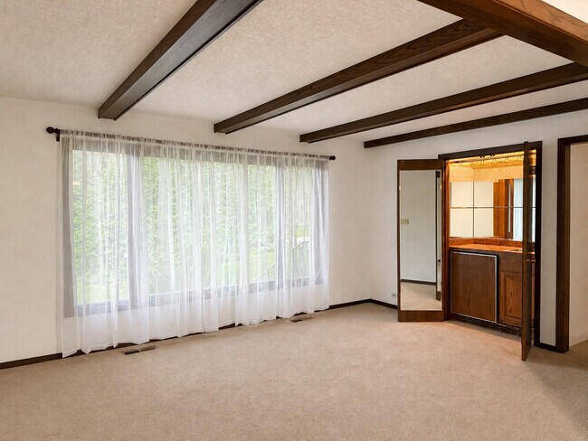 Building Photo - 103 Cottonwood Rd