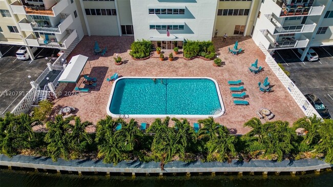Building Photo - 401 Golden Isles Dr