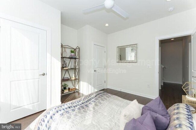 Building Photo - 2142 Kensington Walk