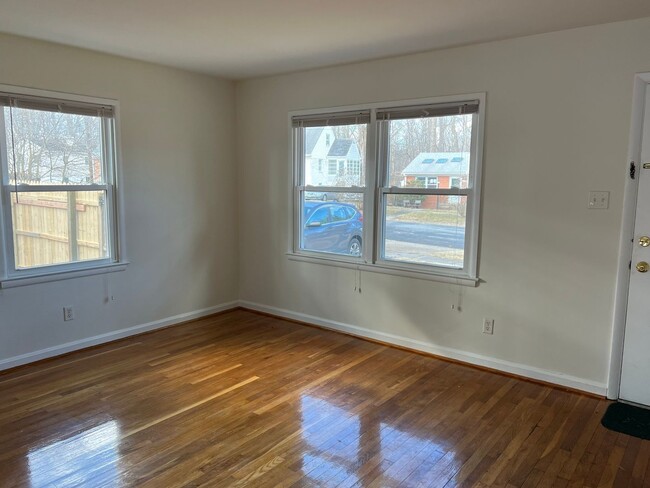 Building Photo - Lovely Split Level Close to Walter Reed, N...