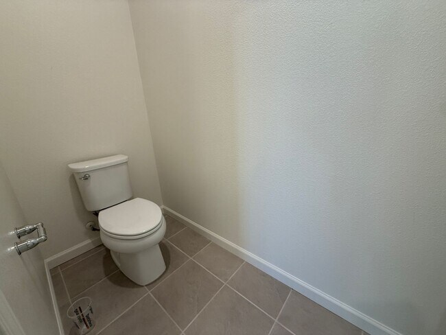 Building Photo - 3 bedroom, 2 bathroom home located in the vibrant community of Madera, CA