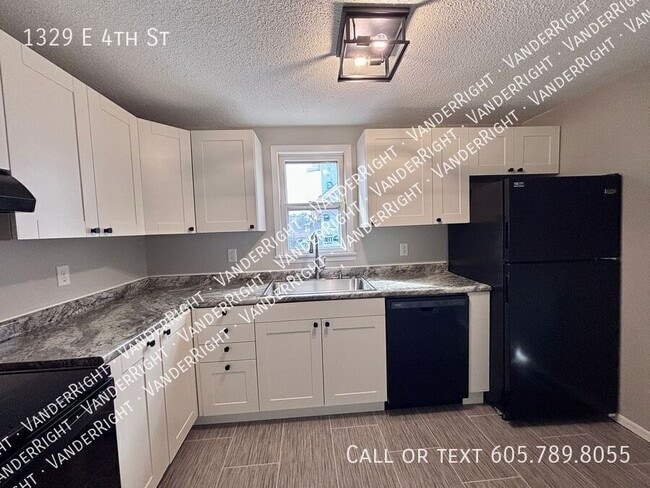 Building Photo - 1329 E 4th St