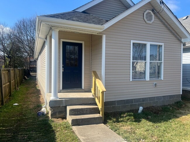 Building Photo - Spacious 3 Bedroom