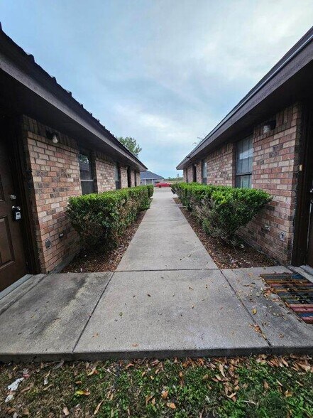 Primary Photo - 1301 W Carmen Ave