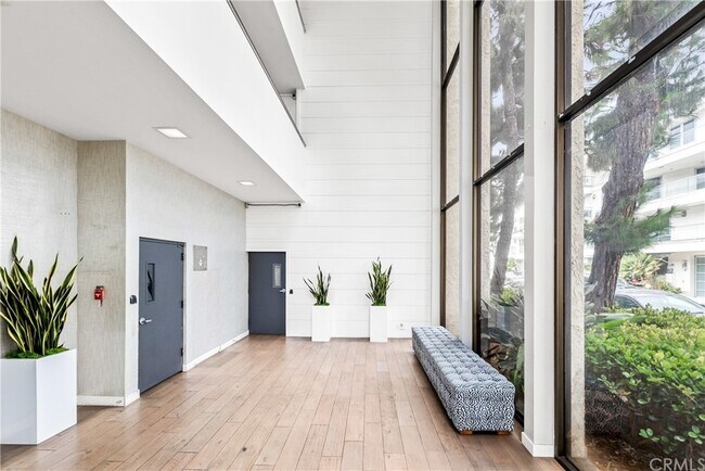 Lobby - 1140 E Ocean Blvd