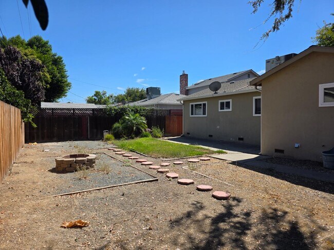 Building Photo - 1225 W Beverly Pl