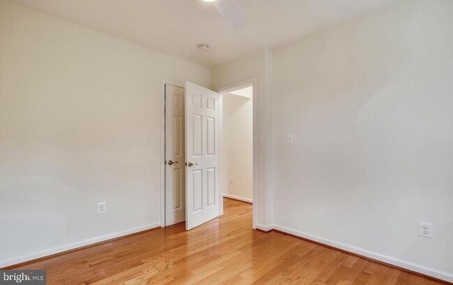 Building Photo - 900 N Garfield St