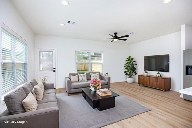 Building Photo - 1943 Longmire Villas Ct