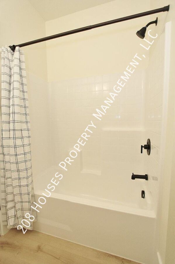 Building Photo - Immaculate Main-Level Apartment *75% Off F...