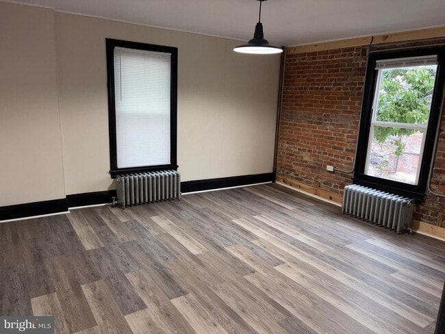 Building Photo - 121 E Washington St