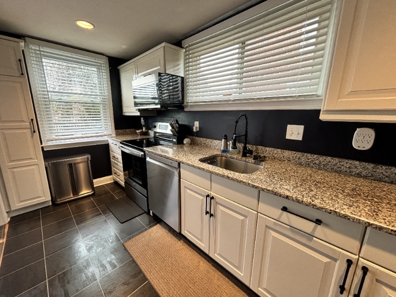 Building Photo - 946 Kenwood Rd