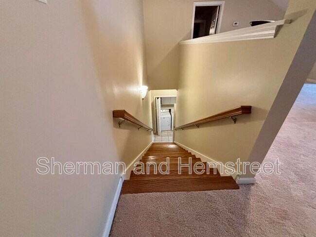 Building Photo - 2002 Amberley Dr