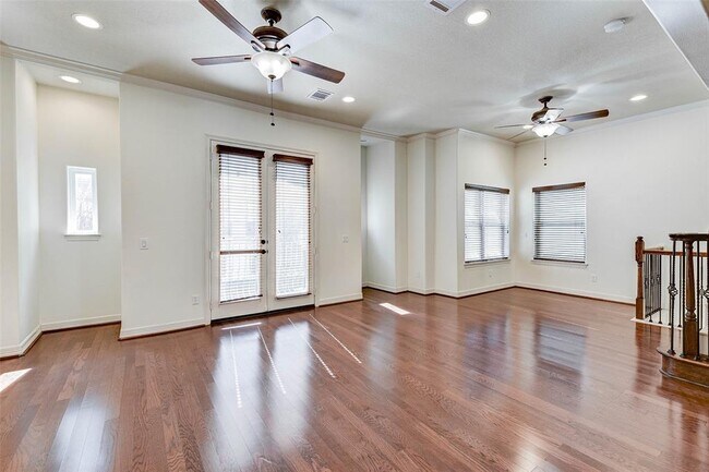 Building Photo - 5714 Venice St