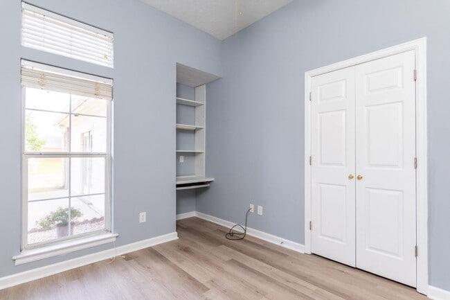 Building Photo - 9300 Greythorne Way