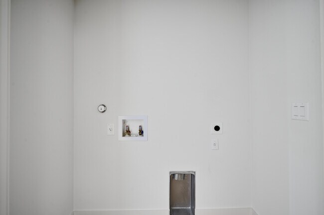 Building Photo - 412 Hackberry Ln