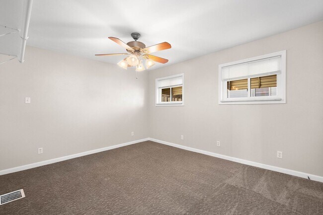 Building Photo - Beautiful 2 bedroom home in Port Vue available August 15!