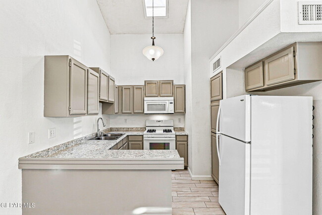 Building Photo - 204 Cutlass Dr