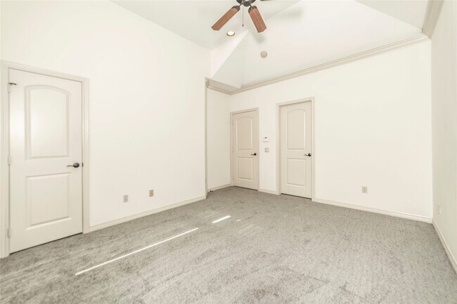 Building Photo - 3123 Fairdale Oaks E