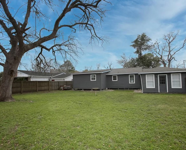 Building Photo - 303 Yaupon St