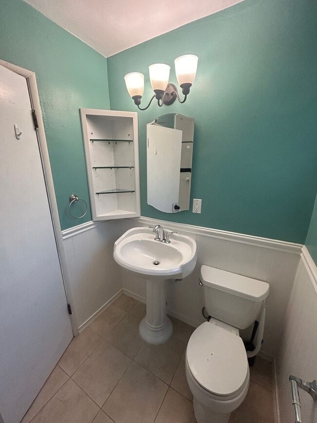 Building Photo - Beautiful Spacious 2Bd/2Bth with Bonus Family Room