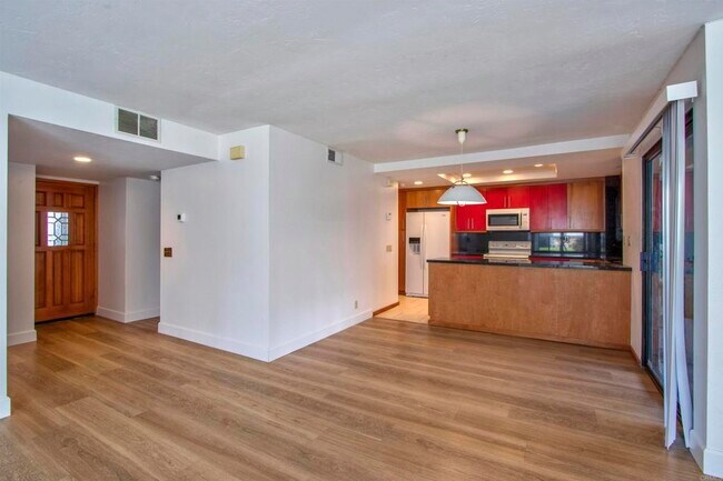 Building Photo - 534 Via De La Valle