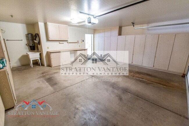 Building Photo - 10864 E Lindner Ave