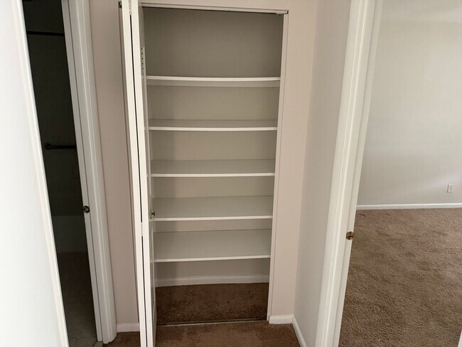 Building Photo - Spacious Ground Floor Condo in Silver Spring