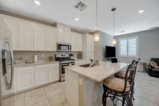 Building Photo - Modern 3 Bedroom Townhouse near Blue Diamond