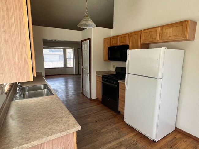 Building Photo - 6 MONTH LEASE - Spacious 4BD Home with 3-C...