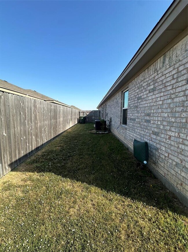 Building Photo - 3102 B Stonewall Dr