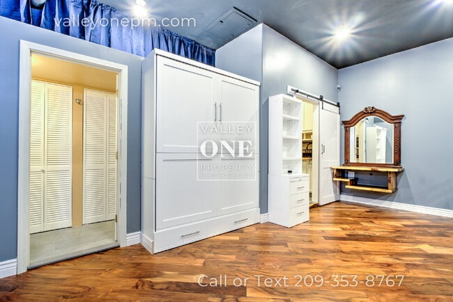 Building Photo - Luxury Private Furnished 2 Bed 2 Bath Suite With Private Courtyard - Utilities Included!