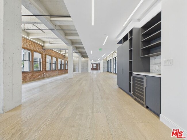 Building Photo - 808 S Broadway