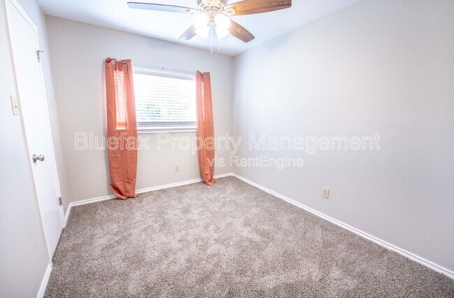 Building Photo - 225 Samantha Dr
