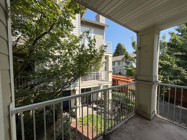 Building Photo - Light & Bright End Unit Condo!