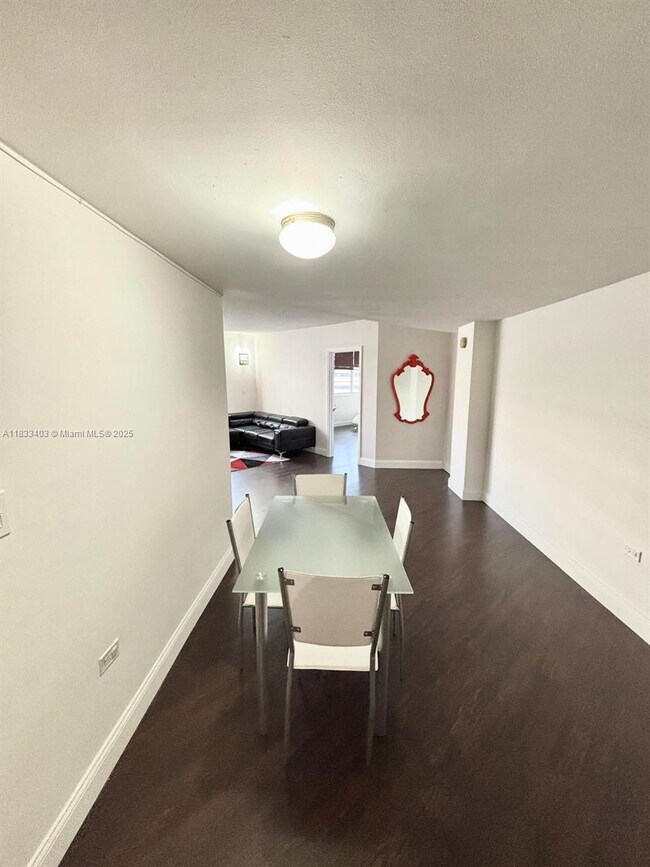 Building Photo - 801 Brickell Bay Dr