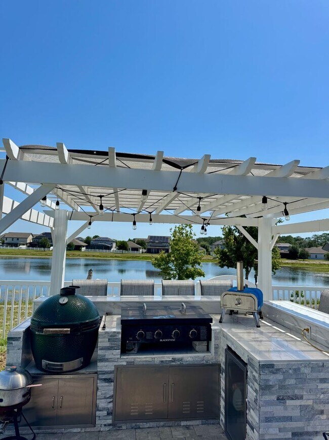 Building Photo - Spacious 5-Bedroom Pool Home for Rent in H...
